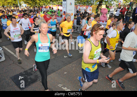 Hyde Park, London, UK. 7. Oktober 2012. Läufer machen ihren Weg durch das Starttor. Die Royal Parks Halbmarathon erfolgt durch Parks und Teile von London. Stockfoto