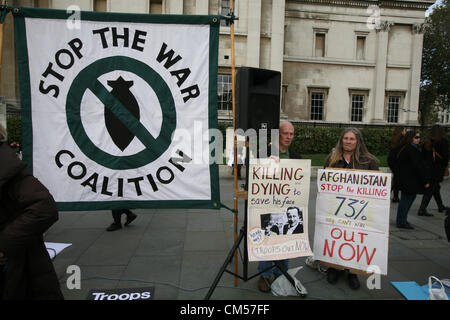 London, UK, 7. Oktober 2012. Demonstranten gegen den Krieg in Afghanistan stand neben dem "Stop the War Koalition" Banner.      Bildnachweis: Mario Mitsis / Alamy Live News Stockfoto