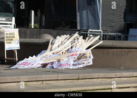 7. Oktober 2012 Birmingham UK. TUC-Kundgebung und Demonstration auf Tory-Partei-Konferenz, Birmingham. Plakate, die darauf warten, heraus gegeben werden. Stockfoto