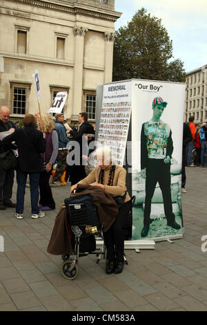 London UK. 7. Oktober 2012. Jahrestag des Beginns des Afghanistan-Krieges - Stop the War Koalition hält eine "Toten" Zeremonie Stockfoto