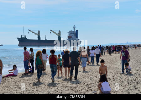 Valencia, Spanien. 7. Oktober 2012. Tausende von neugierigen Besuchern Handelsschiffe gestrandet letzte Woche am Strand Saler in Valencia (Mittwoch, 10. Juli 12) Stockfoto