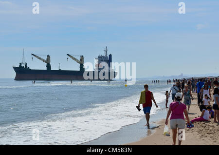 Valencia, Spanien. 7. Oktober 2012. Tausende von neugierigen Besuchern Handelsschiffe gestrandet letzte Woche am Strand Saler in Valencia (Mittwoch, 10. Juli 12) Stockfoto