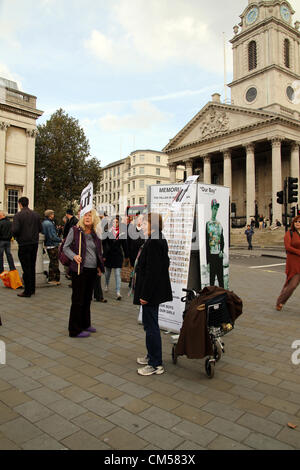 London UK. 7. Oktober 2012. Jahrestag des Beginns des Afghanistan-Krieges - Stop the War Koalition hält eine "Toten" Zeremonie Stockfoto