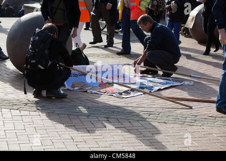 7. Oktober 2012 Birmingham UK. TUC-Kundgebung und Demonstration auf Tory-Partei-Konferenz, Birmingham. Der Marsch durch die Innenstadt von Birmingham vorbereiten Banner. Stockfoto