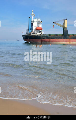 Valencia, Spanien. 7. Oktober 2012. Tausende von neugierigen Besuchern Handelsschiffe gestrandet letzte Woche am Strand Saler in Valencia (Mittwoch, 10. Juli 12) Stockfoto