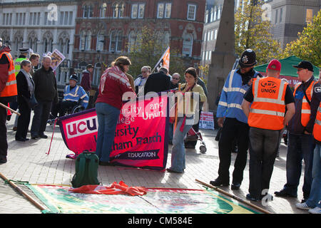 7. Oktober 2012 Birmingham UK. TUC-Kundgebung und Demonstration auf Tory-Partei-Konferenz, Birmingham. Der Marsch durch die Innenstadt von Birmingham vorbereiten Banner. Stockfoto