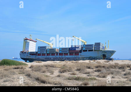 Valencia, Spanien. 7. Oktober 2012. Tausende von neugierigen Besuchern Handelsschiffe gestrandet letzte Woche am Strand Saler in Valencia (Mittwoch, 10. Juli 12) Stockfoto