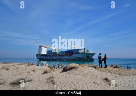 Valencia, Spanien. 7. Oktober 2012. Tausende von neugierigen Besuchern Handelsschiffe gestrandet letzte Woche am Strand Saler in Valencia (Mittwoch, 10. Juli 12) Stockfoto