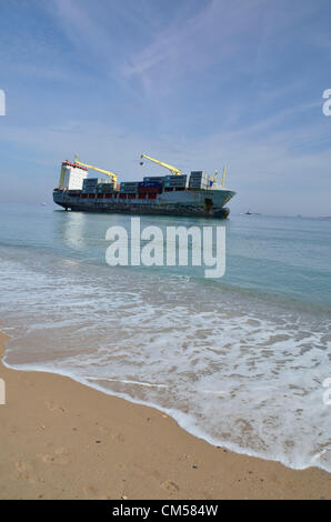 Valencia, Spanien. 7. Oktober 2012. Tausende von neugierigen Besuchern Handelsschiffe gestrandet letzte Woche am Strand Saler in Valencia (Mittwoch, 10. Juli 12) Stockfoto