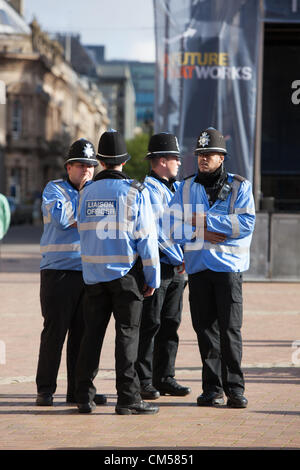 7. Oktober 2012 Birmingham UK. TUC-Kundgebung und Demonstration auf Tory-Partei-Konferenz, Birmingham. Polizei-Verbindungsbeamten im Chat vor der Marsch beginnt. Stockfoto