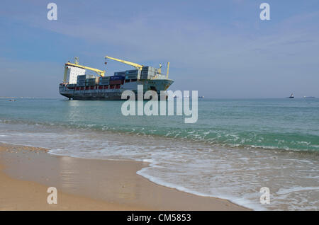 Valencia, Spanien. 7. Oktober 2012. Tausende von neugierigen Besuchern Handelsschiffe gestrandet letzte Woche am Strand Saler in Valencia (Mittwoch, 10. Juli 12) Stockfoto