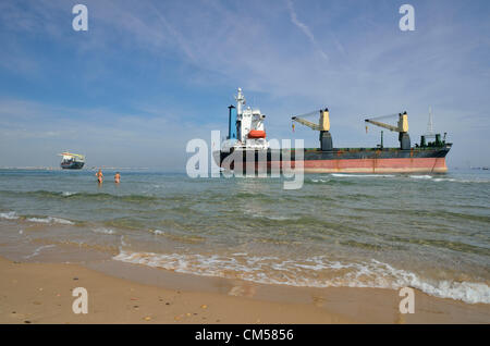 Valencia, Spanien. 7. Oktober 2012. Tausende von neugierigen Besuchern Handelsschiffe gestrandet letzte Woche am Strand Saler in Valencia (Mittwoch, 10. Juli 12) Stockfoto