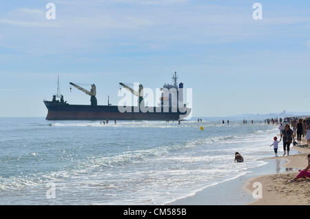 Valencia, Spanien. 7. Oktober 2012. Tausende von neugierigen Besuchern Handelsschiffe gestrandet letzte Woche am Strand Saler in Valencia (Mittwoch, 10. Juli 12) Stockfoto