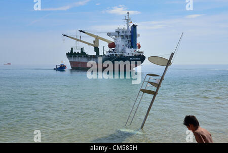 Valencia, Spanien. 7. Oktober 2012. Tausende von neugierigen Besuchern Handelsschiffe gestrandet letzte Woche am Strand Saler in Valencia (Mittwoch, 10. Juli 12) Stockfoto