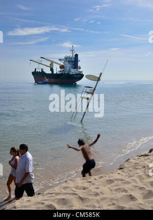 Valencia, Spanien. 7. Oktober 2012. Tausende von neugierigen Besuchern Handelsschiffe gestrandet letzte Woche am Strand Saler in Valencia (Mittwoch, 10. Juli 12) Stockfoto