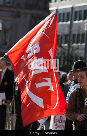 7. Oktober 2012 Birmingham UK. TUC-Kundgebung und Demonstration auf Tory-Partei-Konferenz, Birmingham. Orange RMT Anschluß-Markierungsfahne. Stockfoto