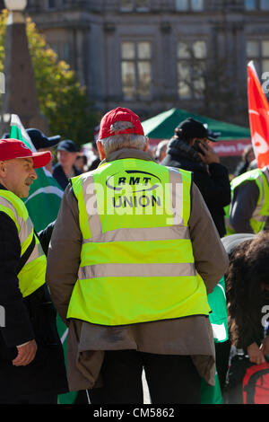 7. Oktober 2012 Birmingham UK. TUC-Kundgebung und Demonstration auf Tory-Partei-Konferenz, Birmingham. Mitglied des Verbandes RMT in high Vis-Jacke. Stockfoto