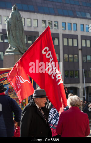 7. Oktober 2012 Birmingham UK. TUC-Kundgebung und Demonstration auf Tory-Partei-Konferenz, Birmingham. Coventry TUC Flagge. Stockfoto