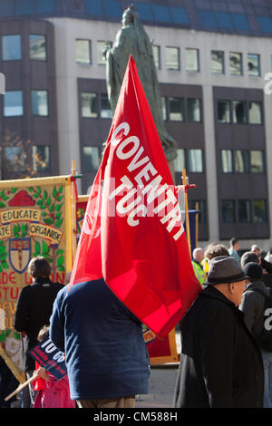 7. Oktober 2012 Birmingham UK. TUC-Kundgebung und Demonstration auf Tory-Partei-Konferenz, Birmingham. Coventry TUC Flagge. Stockfoto