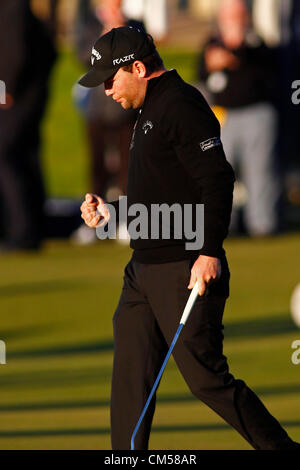 7. Oktober 2012. St. Andrews, Schottland. Branden Grace (RSA) Gewinner des The European Tour Alfred Dunhill Links Championship Golfturnier, auf The Old Course St Andrews gespielt. Obligatorische Kredit: Mitchell Gunn/ESPA/Alamy Live News Stockfoto