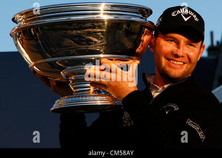 7. Oktober 2012. St. Andrews, Schottland. Branden Grace (RSA) Gewinner des The European Tour Alfred Dunhill Links Championship Golfturnier, auf The Old Course St Andrews gespielt. Obligatorische Kredit: Mitchell Gunn/ESPA/Alamy Live News Stockfoto