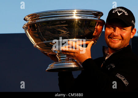 7. Oktober 2012. St. Andrews, Schottland. Branden Grace (RSA) Gewinner des The European Tour Alfred Dunhill Links Championship Golfturnier, auf The Old Course St Andrews gespielt. Obligatorische Kredit: Mitchell Gunn/ESPA/Alamy Live News Stockfoto