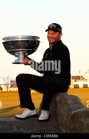 7. Oktober 2012. St. Andrews, Schottland. Branden Grace (RSA) Gewinner des The European Tour Alfred Dunhill Links Championship Golfturnier, auf The Old Course St Andrews gespielt. Obligatorische Kredit: Mitchell Gunn/ESPA/Alamy Live News Stockfoto