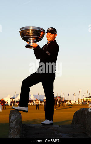 7. Oktober 2012. St. Andrews, Schottland. Branden Grace (RSA) Gewinner des The European Tour Alfred Dunhill Links Championship Golfturnier, auf The Old Course St Andrews gespielt. Obligatorische Kredit: Mitchell Gunn/ESPA/Alamy Live News Stockfoto