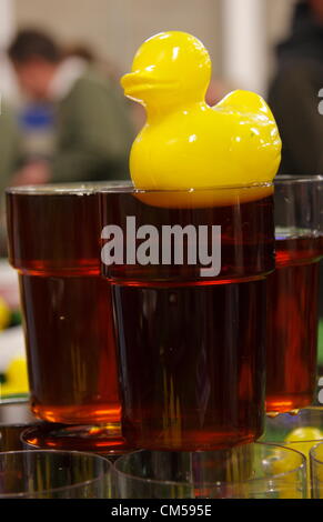 Kunststoff-Ente schwimmend auf echtes Ale gebraut von Derby Dancing Duck Brauerei, Beer2Net2 Festival, Proact Stadion, Chesterfield, Derbyshire, UK Stockfoto