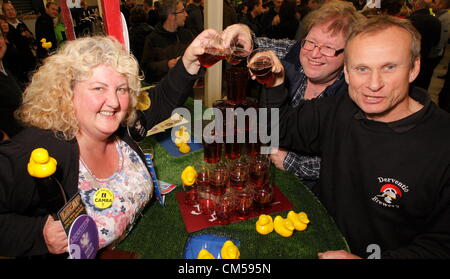 Beer2Net2 Festival, Proact-Stadion, Chesterfield, Derbyshire, UK.  (L-R), Jane Lefley, Chesterfield & Bezirk CAMRA Vertreter; Phil Tooley, Beer2Net2 Festival Veranstalter & John Baldock, Vorsitzender von Derbyshire Brauer kollektiv nach der Ankündigung von der Kampagne für Real Ale (CAMRA) gibt es 1.000 Brauereien im Vereinigten Königreich - mehr als zu irgendeinem Zeitpunkt seit den 1930er Jahren.   Jane Lefley sagte, dass von den East Midlands regionalen Brauereien veröffentlichte Zahlen zeigen, dass mehr Real Ale Brauereien in Derbyshire als in anderen UK-Grafschaft. Stockfoto