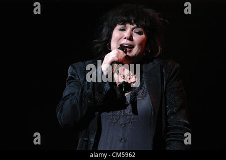 6. Oktober 2012 - Mashantucket, Connecticut / USA - NANCY WILSON von '' Herz '' rockten das Haus im MGM Grand im Foxwoods Eesort Casino am 6. Oktober 2012, in Mashantucket, Connecticut, ein Full-House-Fans. (Kredit-Bild: © Anna Barber/ZUMAPRESS.com) Stockfoto