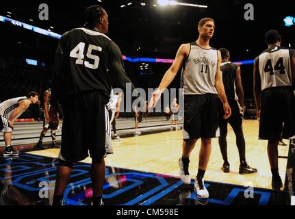 7. Oktober 2012 - Brooklyn, New York, USA - GERALD WALLACE und BROOK LOPEZ während der konstituierenden Brooklyn Nets Praxis bei Barclays Center in Brooklyn 7. Oktober 2012. (Bild Kredit: Bryan Smith/ZUMAPRESS.com ©) Stockfoto