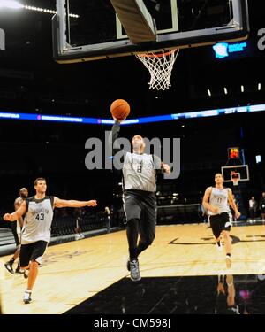 7. Oktober 2012 - Brooklyn, New York, USA - KRIS HUMPHRIES und BROOK LOPEZ auf wie aussehen DERON WILLIAMS macht einen Lay-up während der konstituierenden Brooklyn Nets Praxis bei Barclays Center in Brooklyn 7. Oktober 2012. (Bild Kredit: Bryan Smith/ZUMAPRESS.com ©) Stockfoto