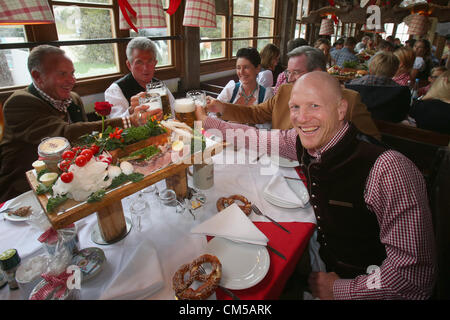 München, Deutschland - 07 Oktober: Karl-Heinz Rummenigge (L), CEO des FC Bayern Muenchen besucht mit Jupp Heynckes (2 L), Cheftrainer des FC Bayern Muenchen, Karl Hopfner (2. R), CFO der FC Bayern Muenchen und Matthias Sammer (R), Sportdirektor des FC Bayern Muenchen das Oktoberfest auf der Kaefer Wiesnschaenke Zelt am 7. Oktober 2012 in München. Stockfoto