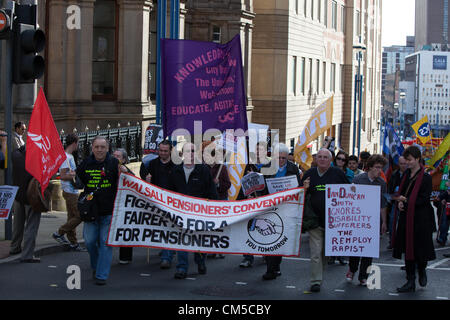 Birmingham, Vereinigtes Königreich. 7. Oktober 2012. Demonstranten, die ihren Weg durch Birmingham während der TUC-Rallye, fiel, die mit dem Eröffnungstag der Parteitag der Konservativen in der Stadt. Stockfoto