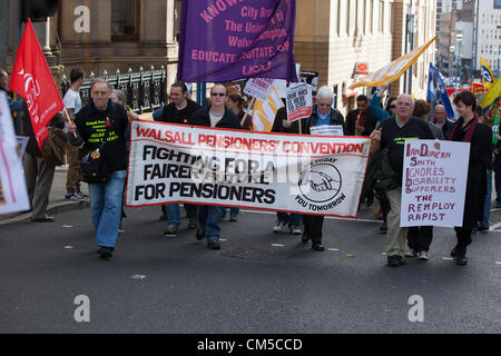 Birmingham, Vereinigtes Königreich. 7. Oktober 2012. Demonstranten, die ihren Weg durch Birmingham während der TUC-Rallye, fiel, die mit dem Eröffnungstag der Parteitag der Konservativen in der Stadt. Stockfoto