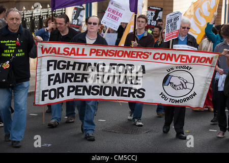 Birmingham, Vereinigtes Königreich. 7. Oktober 2012. Demonstranten, die ihren Weg durch Birmingham während der TUC-Rallye, fiel, die mit dem Eröffnungstag der Parteitag der Konservativen in der Stadt. Stockfoto