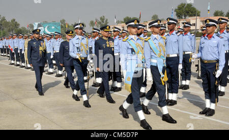 Air Force Vice Chief of Air Staff, hielt Air Marshal Farhat Hussain Khan Überprüfung der Parade bei der Abschlussfeier der 109 nicht GD-Kurs am College of Flying PAF Ausbildungsakademie in Risalpur auf Montag, 8. Oktober 2012. Stockfoto