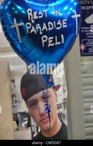 Wood Green, London, UK. 8. Oktober 2012. Ein Foto, Luftballons, Blumen und Kerzen zur Erinnerung an den jungen Mann, der gestorben ist. Ein Schrein außerhalb Wood Green Shopping City zur albanischen nationalen Pelivan Zekaj, die im Burger King am Donnerstagabend erstochen wurde. Stockfoto