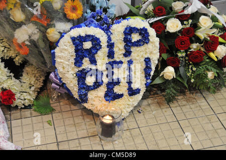 Wood Green, London, UK. 8. Oktober 2012. Blumen und Kerzen zur Erinnerung an den jungen Mann, der gestorben ist. Ein Schrein außerhalb Wood Green Shopping City zur albanischen nationalen Pelivan Zekaj, die im Burger King am Donnerstagabend erstochen wurde. Stockfoto