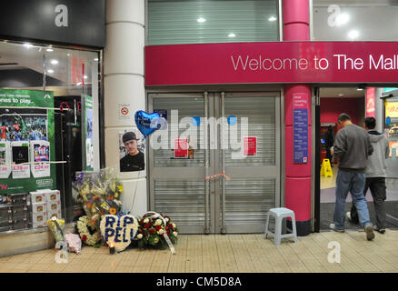 Wood Green, London, UK. 8. Oktober 2012. Ein Foto, Luftballons, Blumen und Kerzen zur Erinnerung an den jungen Mann, der gestorben ist. Ein Schrein außerhalb Wood Green Shopping City zur albanischen nationalen Pelivan Zekaj, die im Burger King am Donnerstagabend erstochen wurde. Stockfoto