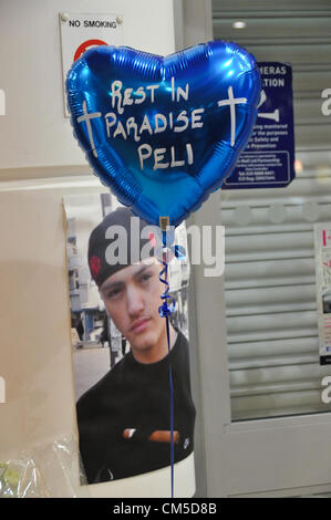 Wood Green, London, UK. 8. Oktober 2012. Blumen und Kerzen zur Erinnerung an den jungen Mann, der gestorben ist. Ein Schrein außerhalb Wood Green Shopping City zur albanischen nationalen Pelivan Zekaj, die im Burger King am Donnerstagabend erstochen wurde. Stockfoto