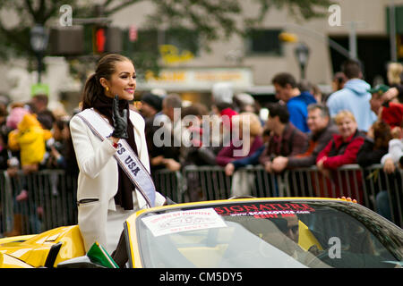 New York, NY, 8. Oktober 2012.   Miss USA 2012 Olivia Culpo Wellen des Publikums während New York Citys jährlichen Columbus Day Parade oben 5th Avenue. Stockfoto