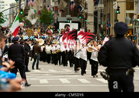 New York, NY, 8. Oktober 2012.   NYPD Offiziere wachen über New York Citys jährlichen Columbus Day Parade auf der 5th Avenue. Stockfoto