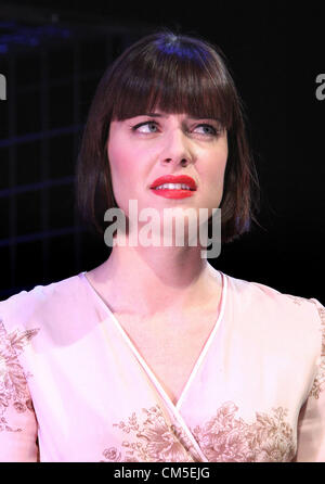 London, UK. 8. Oktober 2012. Im Bild ist Michelle Ryan--Will Young (als Conferencier) und Michelle Ryan (als Sally Bowles) debütiert West End musical Theater - Savoy Theatre, in der klassischen musical "Cabaret" von Kander & Ebb, Sian Phillips (als Fraulien Schneider) und Matt Rawle (als Clifford) sind auch in der Produktion - Savoy Theatre, The Strand, London - 8. Oktober 2012 Foto von Keith Mayhew/Alamy Live News Stockfoto