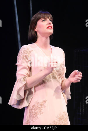 London, UK. 8. Oktober 2012. Im Bild ist Michelle Ryan--Will Young (als Conferencier) und Michelle Ryan (als Sally Bowles) debütiert West End musical Theater - Savoy Theatre, in der klassischen musical "Cabaret" von Kander & Ebb, Sian Phillips (als Fraulien Schneider) und Matt Rawle (als Clifford) sind auch in der Produktion - Savoy Theatre, The Strand, London - 8. Oktober 2012 Foto von Keith Mayhew/Alamy Live News Stockfoto