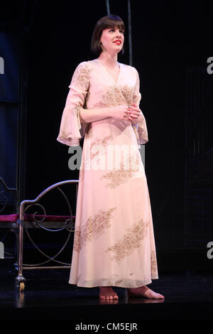 London, UK. 8. Oktober 2012. Im Bild ist Michelle Ryan--Will Young (als Conferencier) und Michelle Ryan (als Sally Bowles) debütiert West End musical Theater - Savoy Theatre, in der klassischen musical "Cabaret" von Kander & Ebb, Sian Phillips (als Fraulien Schneider) und Matt Rawle (als Clifford) sind auch in der Produktion - Savoy Theatre, The Strand, London - 8. Oktober 2012 Foto von Keith Mayhew/Alamy Live News Stockfoto