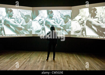 London, UK. 8. Oktober 2012. Tate Modern neue Ausstellung der Arbeiten von William Klein (Arbeit abgebildet) + Daido Moriyama (10. Oktober 2012 – 20. Januar 2013), mit der Arbeit von zwei berühmten lebenden Fotografen.  Tate Modern, London, uk, 8. Oktober 2012. Stockfoto