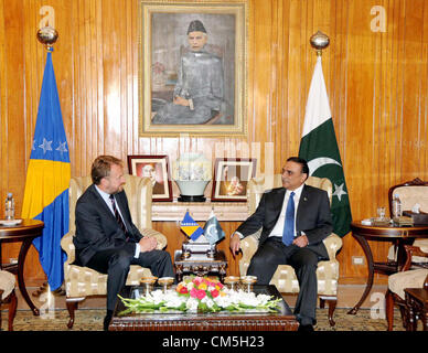 Pakistans Präsident Asif Ali Zardari tauscht mit Bosnien und Herzegowina Präsident Bakir Izetbegovic während eines Treffens am Aiwan-e-Sadr in Islamabad am Dienstag, 9. Oktober 2012 Stockfoto