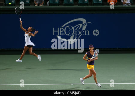 Osaka, Japan. (L, R) Heather Watson (GBR), Kimiko Date Krumm (JPN), 9. Oktober 2012 - Tennis: HP Japan Frauen Open Tennis 2012, entsprechen Damendoppel zunächst rund um Utsubo Tennis Center, Osaka, Japan.  (Foto von Akihiro Sugimoto/AFLO SPORT) [1080] Stockfoto